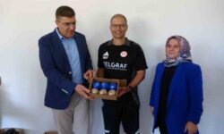 Alex de Souza kadin girisimcilerin top dikim atolyesinde incelemelerde bulundu
