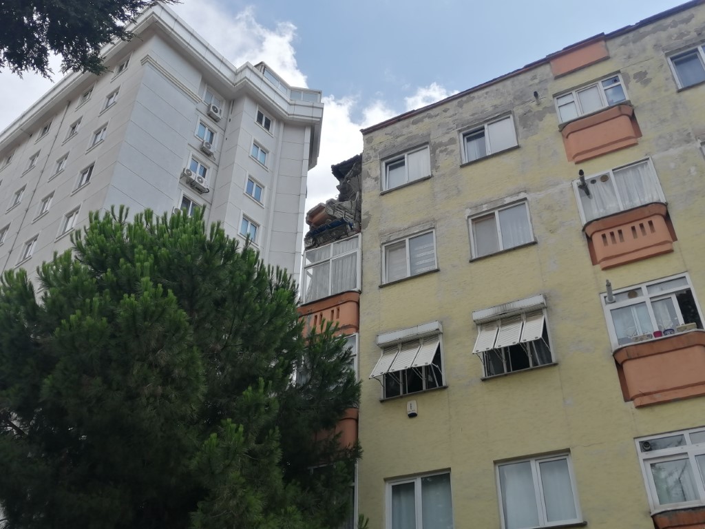 kartalda bina balkon